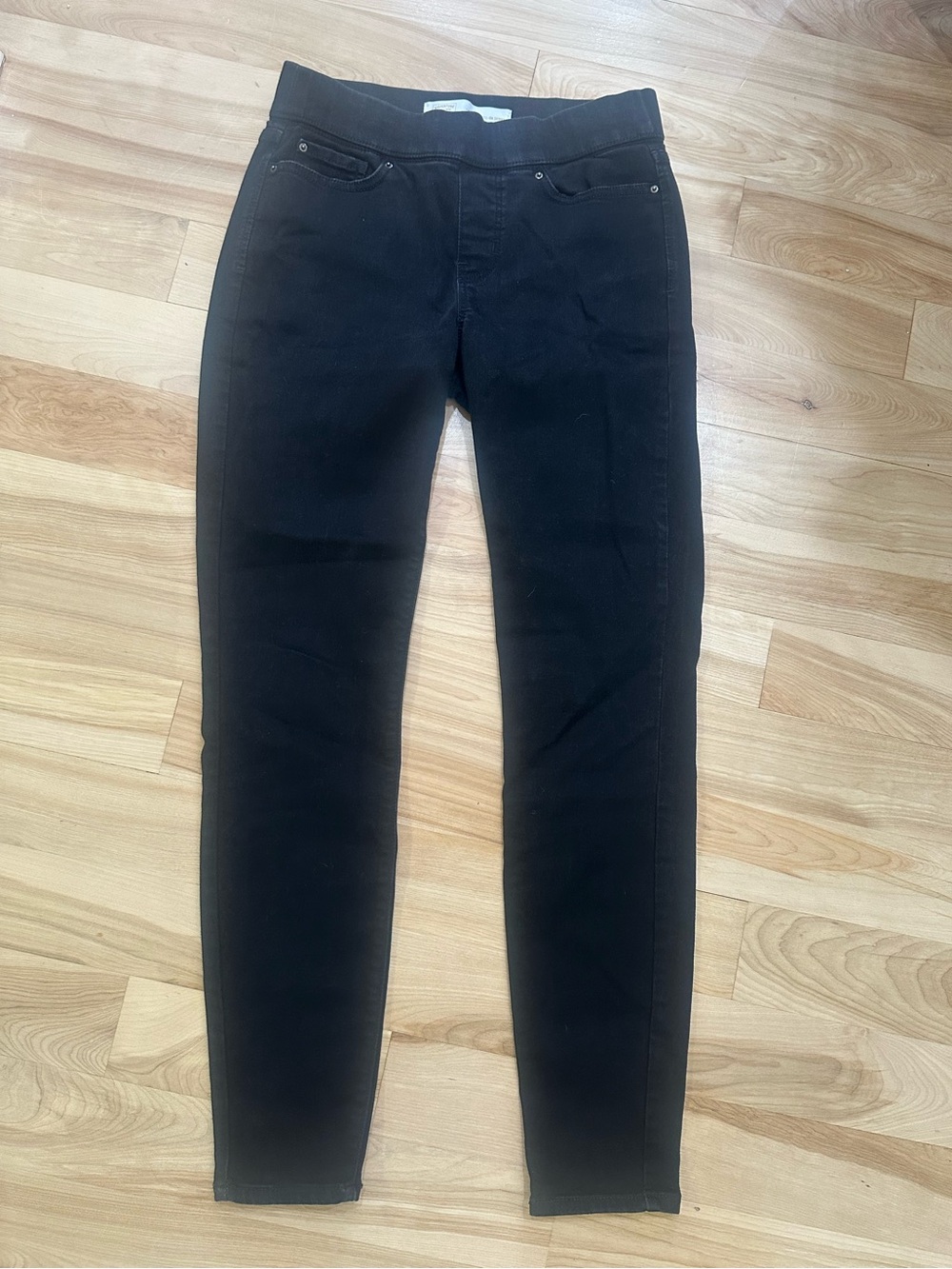 Signature Levi’s pull-on skinny jeans